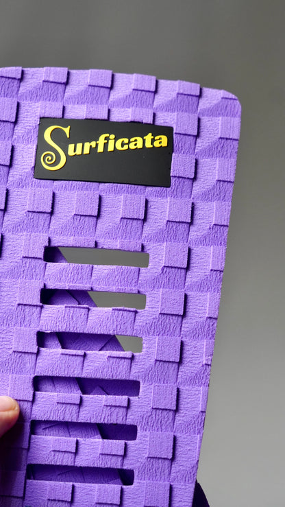 Detail středového dílu fialového tail padu Surficata Purple Haze s podélnými výřezy a EVA strukturou.