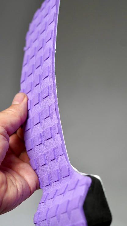 Boční pohled na fialový tail pad Surficata Purple Haze s tenkým EVA profilem a černou spodní vrstvou.