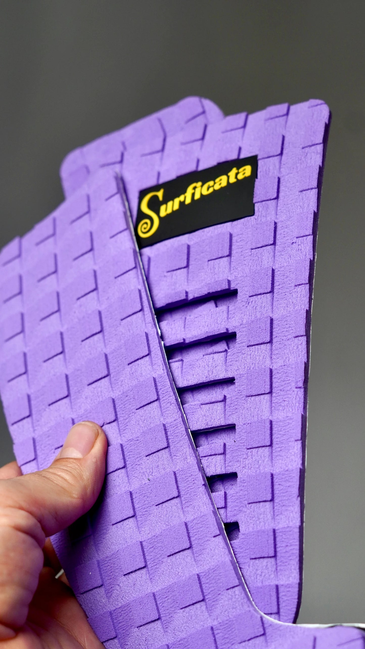 Detail tří dílů fialového tail padu Surficata Purple Haze s EVA strukturou.