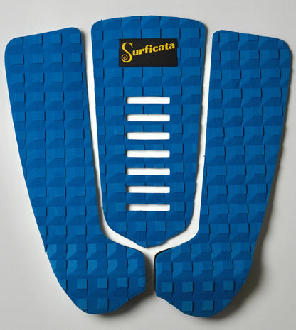 Třídílný modrý tail pad Surficata Electric Blue z EVA pěny, pohled shora.