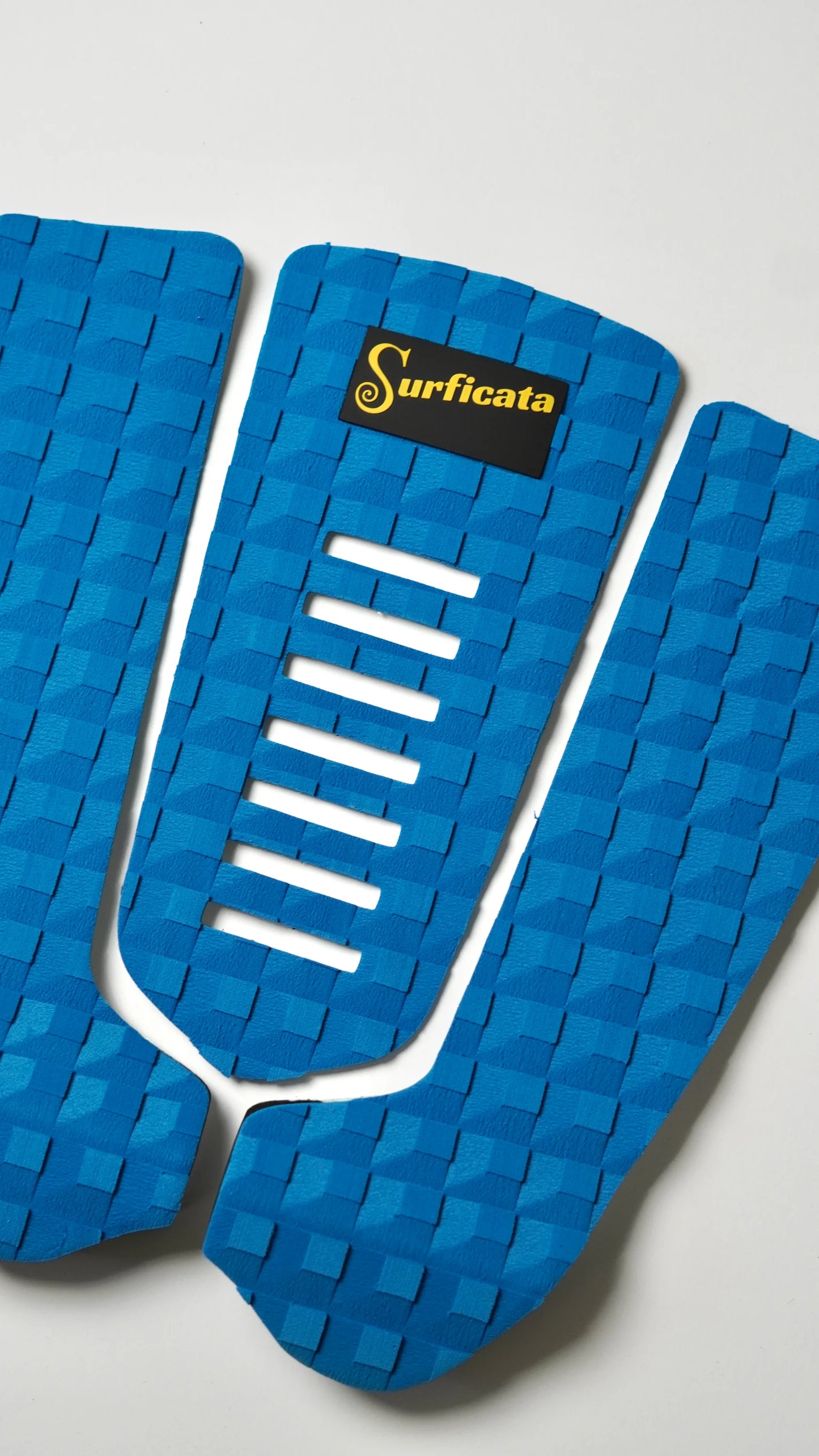 Modrý tail pad Surficata Electric Blue zešikma, se třemi díly a strukturovaným EVA povrchem.
