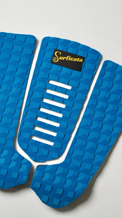 Modrý tail pad Surficata Electric Blue zešikma, se třemi díly a strukturovaným EVA povrchem.
