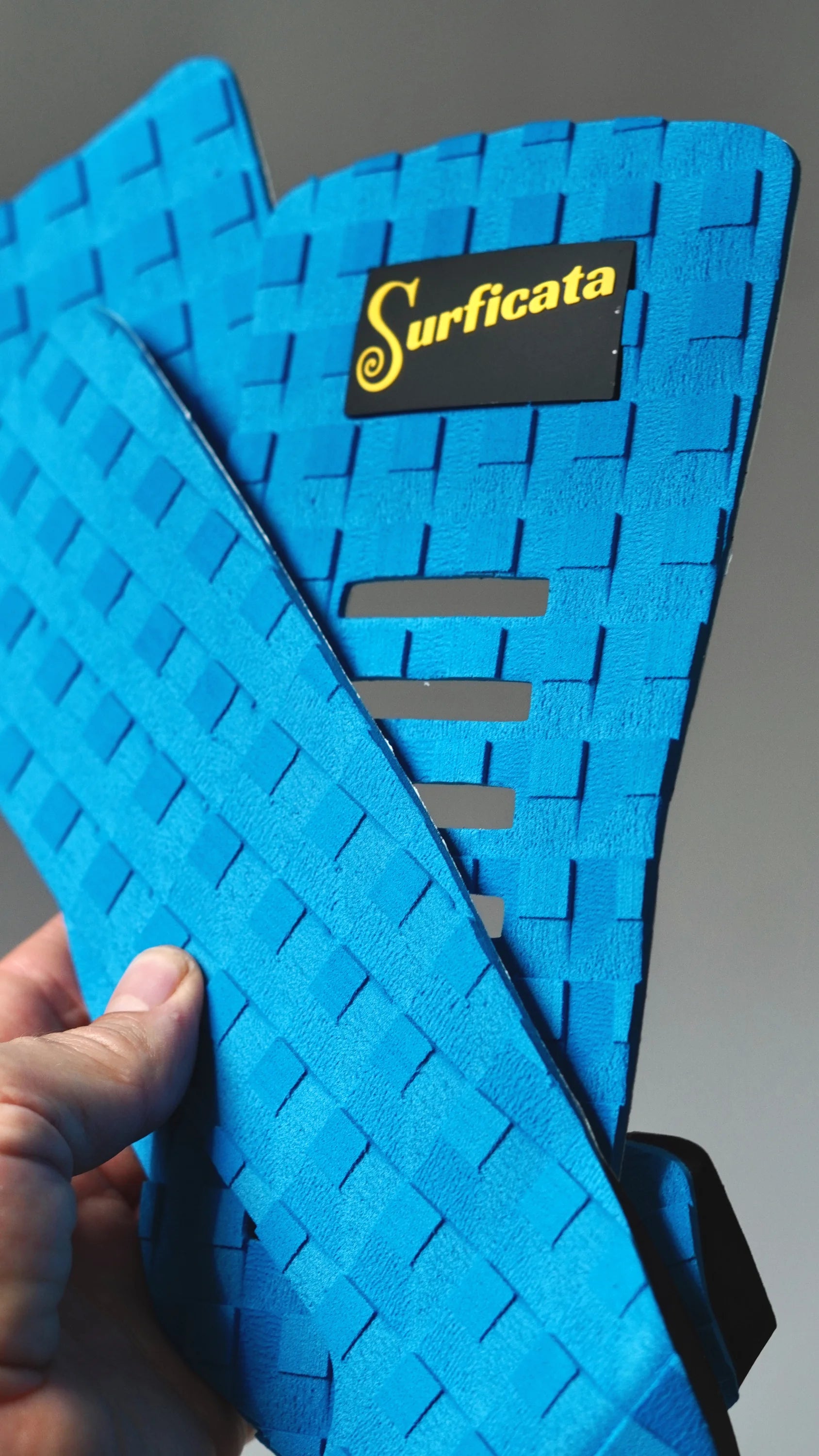Ohebný modrý tail pad Surficata Electric Blue, detail struktury EVA pěny.