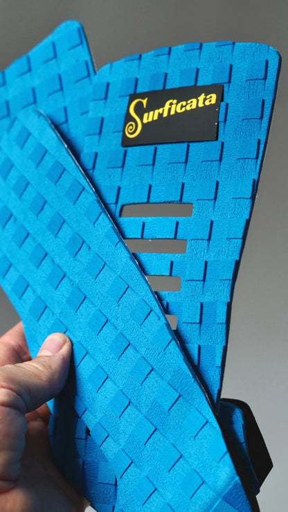Ohebný modrý tail pad Surficata Electric Blue, detail struktury EVA pěny.