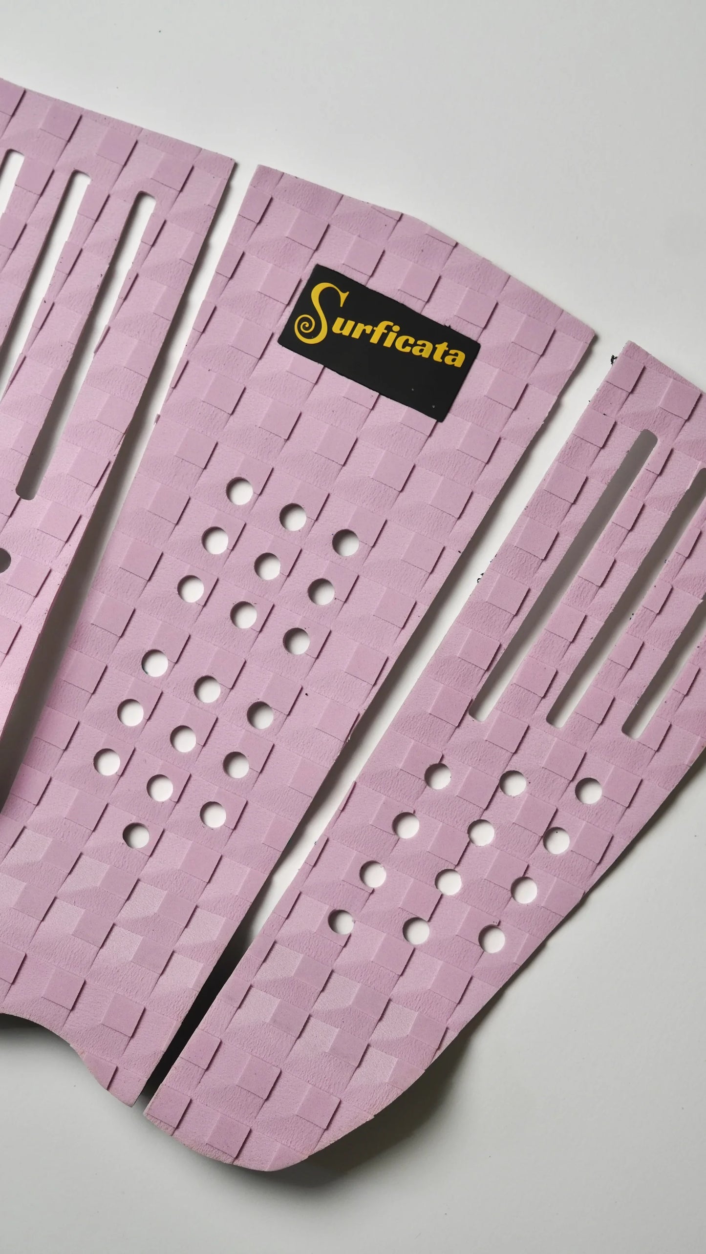 Detail tří dílů růžového tail padu Surficata Pink Flamingo s perforací a EVA strukturou.