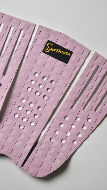Detail tří dílů růžového tail padu Surficata Pink Flamingo s perforací a EVA strukturou.