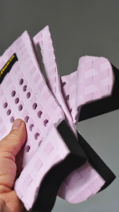 Ohebný růžový tail pad Surficata Pink Flamingo s viditelnou černou spodní vrstvou.