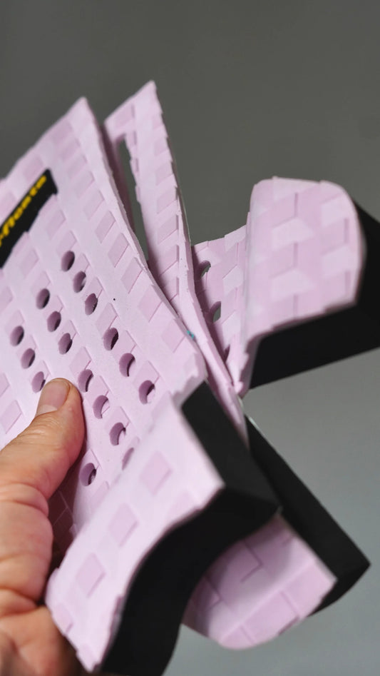 Ohebný růžový tail pad Surficata Pink Flamingo s viditelnou černou spodní vrstvou.