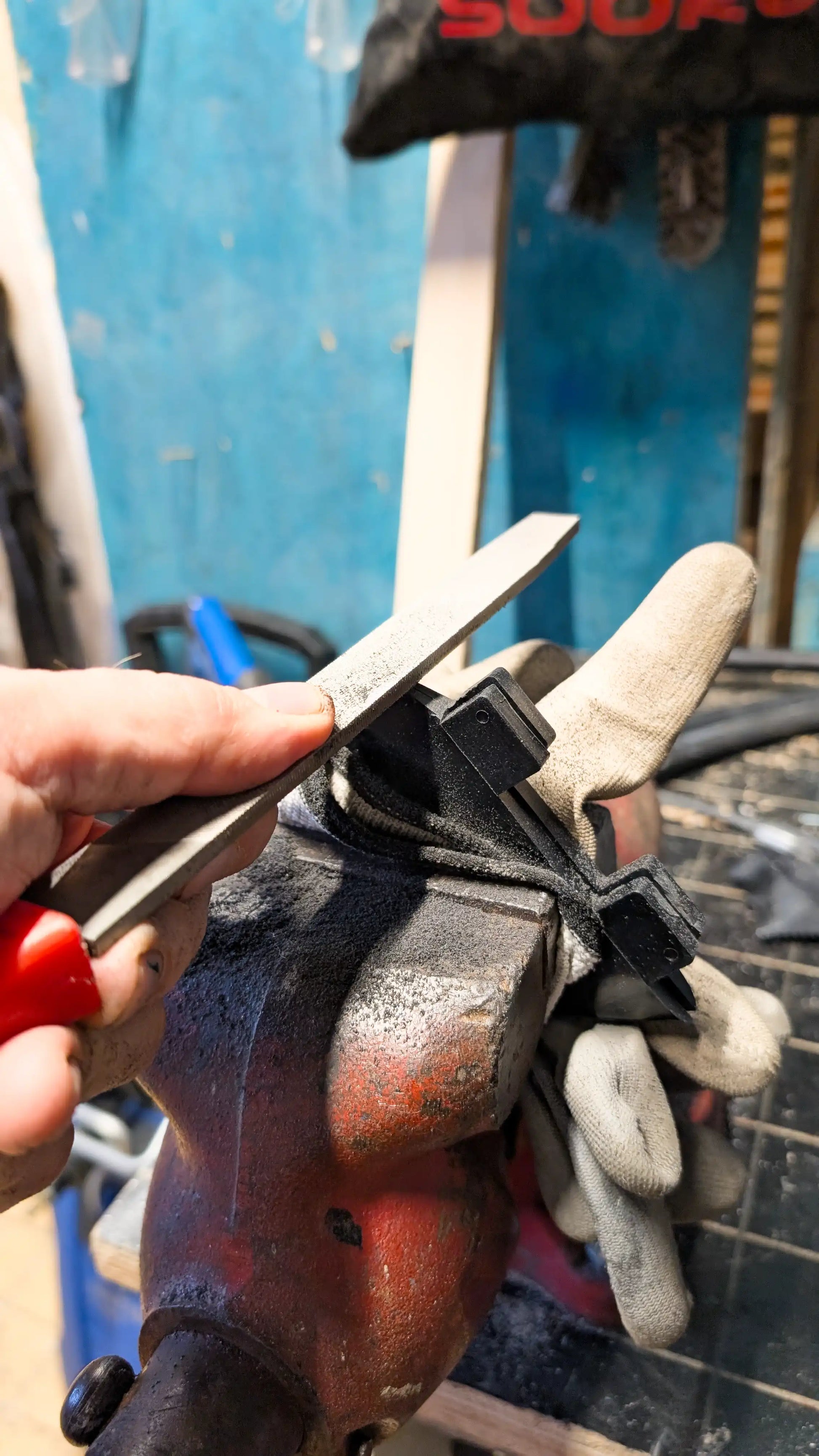 Custom ořezávání pilníkem surfové finy proti zaražení do desky surfu