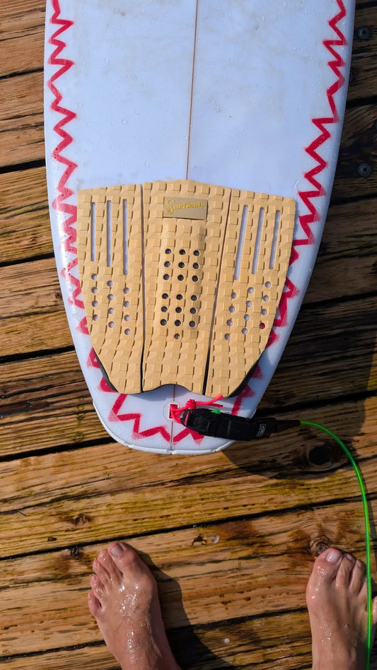 Surf tail pad Surficata v barvě vanilky na prkně NOA detail na molu