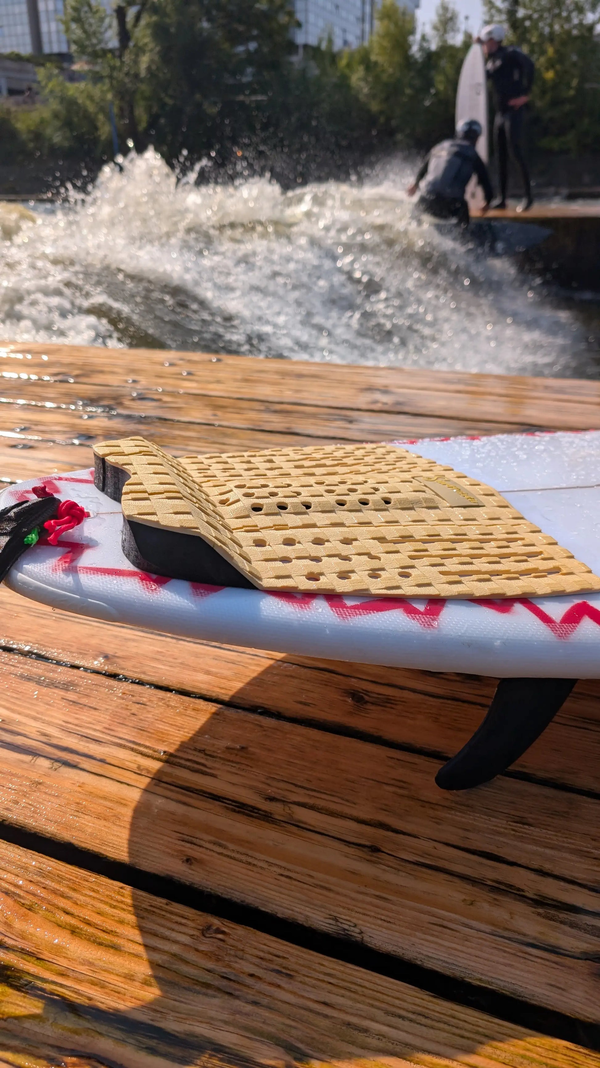 Surf tail pad Surficata v barvě vanilky se 3M lepidlem na prkně NOA na Vlny Štvanice