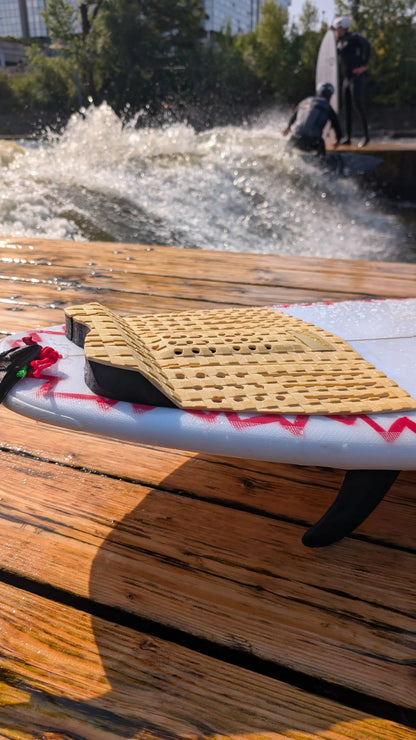 Surf tail pad Surficata v barvě vanilky se 3M lepidlem na prkně NOA na Vlny Štvanice