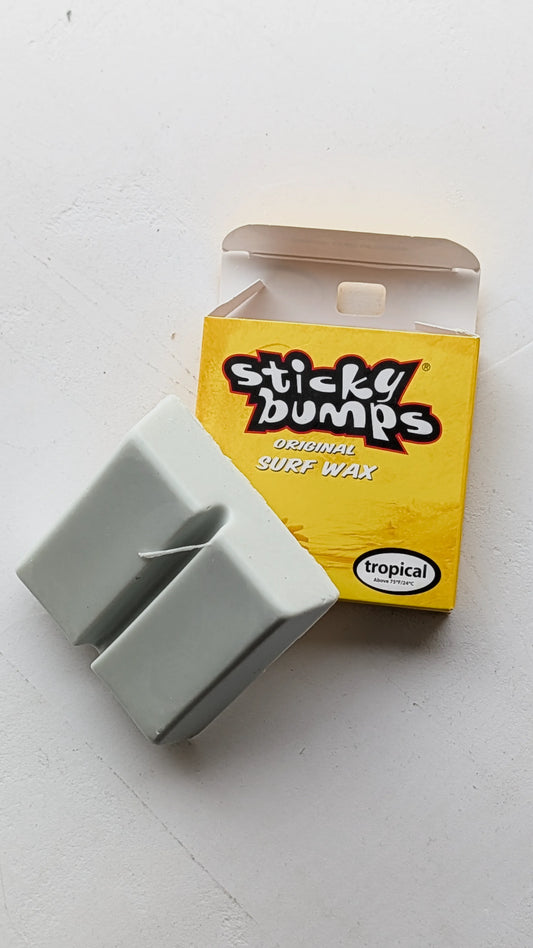 Surfový vosk Sticky Bumps Tropical, vosk venku z krabičky