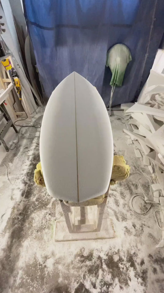 Apatyka Surfboards, v dílně prkno
