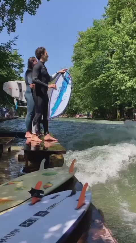 Apatyka Surfboards, Alex testuje na Eisbachu jízda