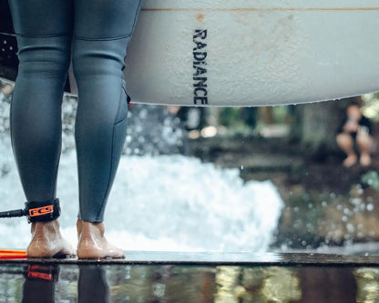 Radiance Surfboard, nohy v neoprenu